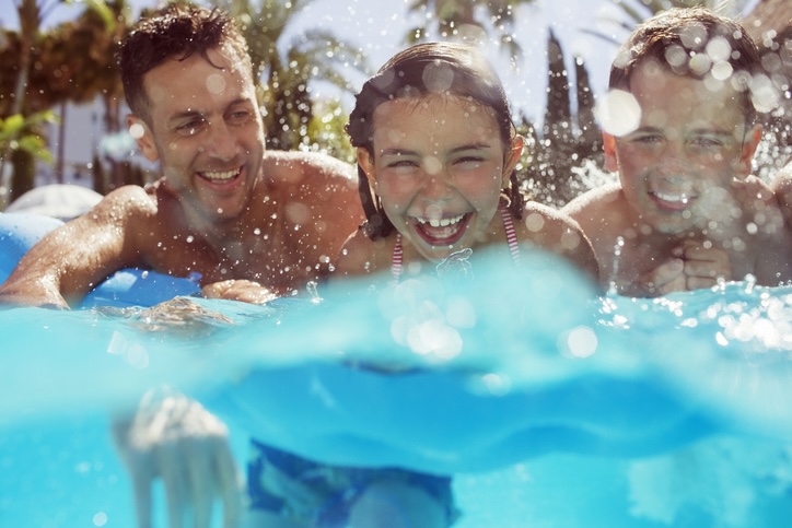 Fröhliche Menschen im Schwimmbadbecken